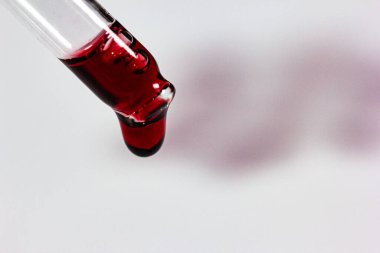 Beyaz çarşafa şarap damlaları ve lekeler.