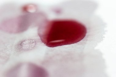 Beyaz çarşaftaki şarap lekesi. Grafik kaynak. kavramsal, nüanslar