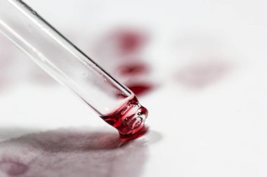 Beyaz çarşafa şarap damlaları ve lekeler.