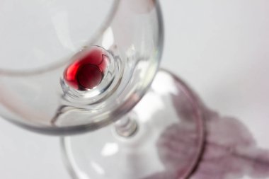 Cam kadehli bir kadeh şarap. kavramsal fotoğraf, içki