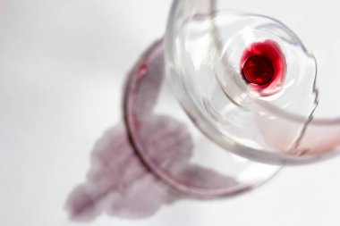 Cam kadehli bir kadeh şarap. kavramsal fotoğraf, içki