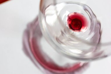 Cam kadehli bir kadeh şarap. kavramsal fotoğraf, içki