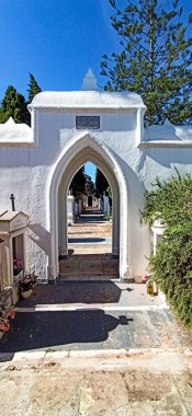 İspanya 'nın Balear Adaları' ndaki Alaior köyü Menorca 'nın mezarlığının manzarası ve görüntüsü