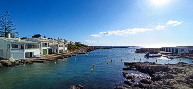 Cala di Biniancolla, deniz, evler. Menorca, Balear Adaları, İspanya.
