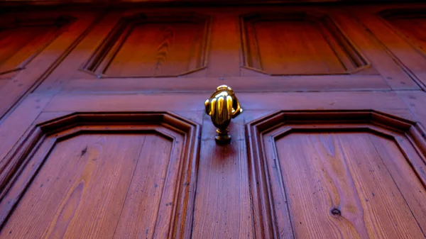 Деталь Дверного Стука Коричневой Двери Менендес Балеарские Острова Испания — стоковое фото