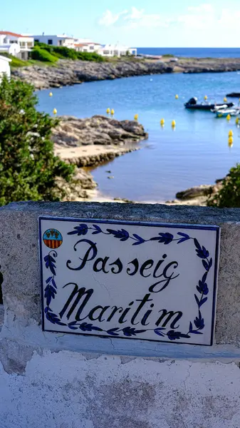 スペインのバレアレス諸島メノルカ島ビニエドセル湾の底に入り江がある道路標識 — ストック写真