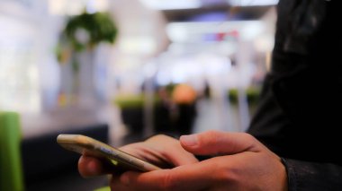 Havaalanında eli telefonlu bir kadın. Sohbet, video görüşmesi, sosyal....