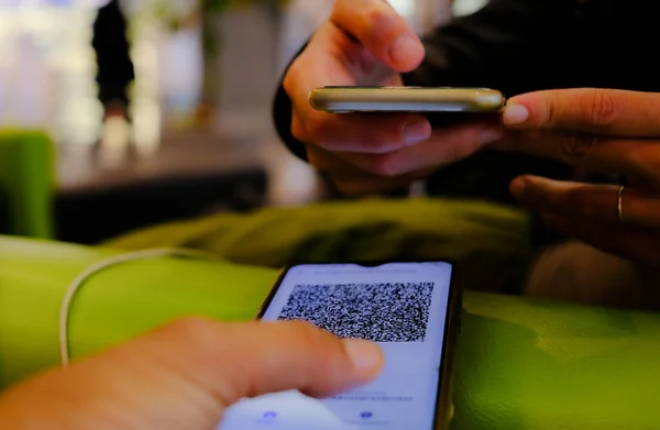 Elinde telefon olan bir kadının elleri kimlik taraması yapar. Yeşil kart. Elektronik. havaalanı konumu