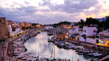 Limanda demirli tekneler, Ciutadella, Menorca, Balear Adaları, İspanya. Gün batımı görünümü