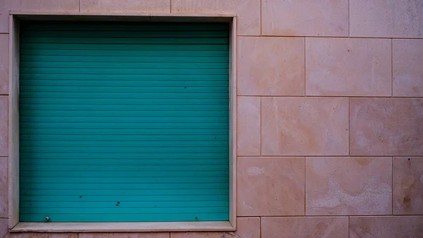 Окно Зелеными Ставнями Розовой Стене Копировальное Пространство — стоковое фото
