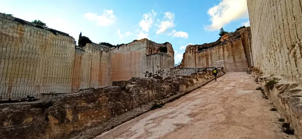 Lthica Pedreres Hostal Menorca Balearic Islands スペイン 砂岩の採石場 壁に切り込み — ストック写真