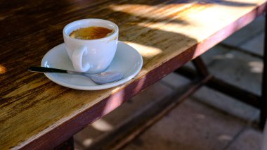 Masanın üzerinde bir fincan kahve. Ayrıl ve rahatla