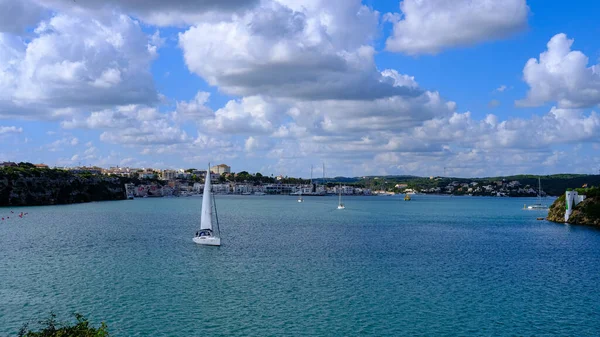 Vue Mahon Bateaux Dans Mer Avec Ville Sur Fond Minorque — Photo