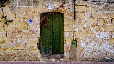 Eski duvarlı eski yeşil kapı. 39 numaralı ev.
