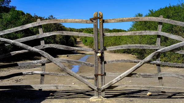 Parc Natural de s 'Albufera des Grau, Menorca, İspanya. Tipik kapısı olan giriş