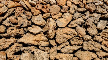 Alçıpan dokusu. Sıkışmış taşlar. Menorca, İspanya