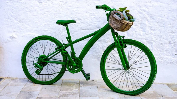 Zielony Rower Koszem Rośliną Białej Ścianie — Zdjęcie stockowe