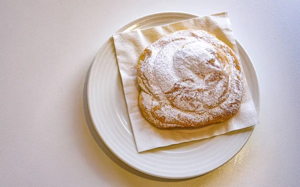 メノルカの代表的なデザート エンサイマダ 白いプレートと白いテーブルの上に — ストック写真