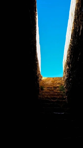 Karanlıktan mavi gökyüzüne eski merdivenler.