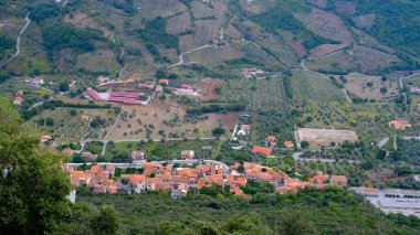 Giungano şehrinin tepesinden manzara. Cilento, Campania, İtalya