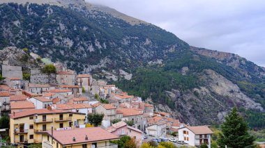 Castelsaraceno köyünün manzarası, Basilicata, İtalya