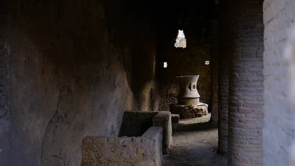 イタリア ポンペイ 2021年10月 古代のパン屋の石臼の詳細 ポンペイ発掘調査 — ストック写真