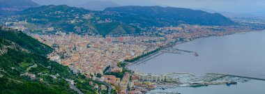 Limanı olan Salerno 'nun yukarısından manzara, 