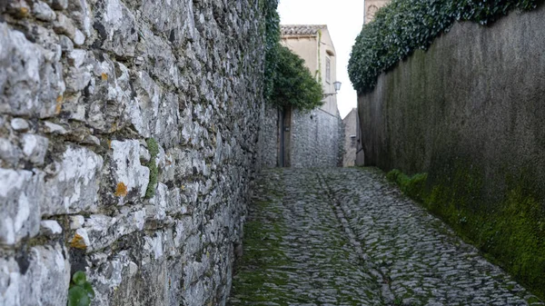 Alley Erice Sicily Italy Paved Street Houses —  Fotos de Stock