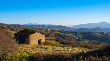 Kırsal alanda gün batımında arka planda ahır ve dağlar, Gesualdo, Taurasi, Avellino, Campania, İtalya