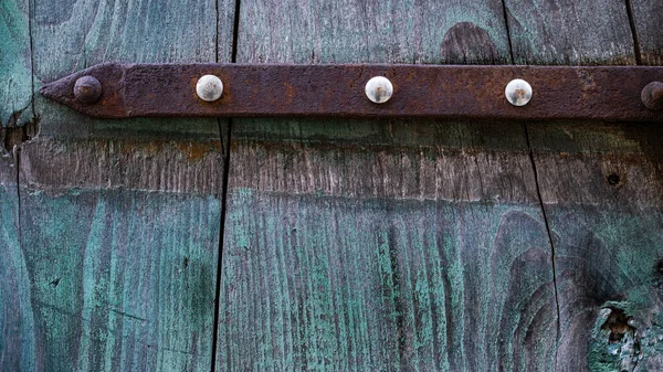 Eski Kapının Ayrıntıları Yeşil Ahşap Paslı Demir — Stok fotoğraf