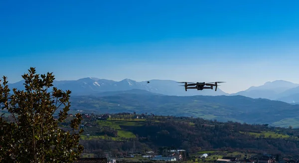 Drone Volo Con Uccello Volante Campagna Sul Fondo — Foto Stock