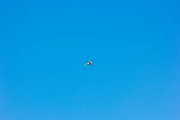 Ιπτάμενο Drone Μπλε Φόντο Του Ουρανού Τεχνολογία — Φωτογραφία Αρχείου