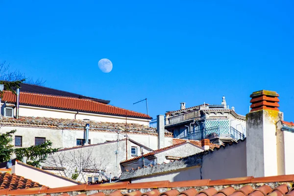 Gesualdo Avellino Campania Itália Vista Dos Telhados Cidade Com Lua — Fotografia de Stock