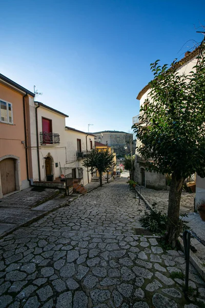 Gesualdo Avellino Campania Italië Binnenstad Straat Met Kasteel Achtergrond — Stockfoto