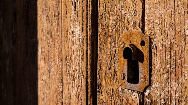 Kahverengi Ahşap Kapıya Antik Kilidin Ayrıntıları — Stok fotoğraf