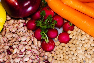 Vejetaryen yemeği: pinto fasulyesi, turp, havuç, kırmızı elma ve soya