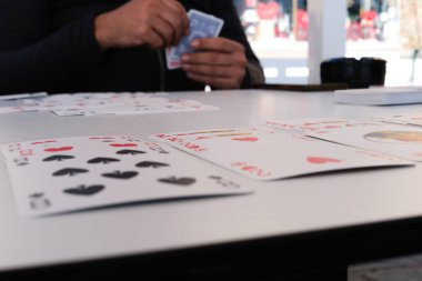 Burraco oyununda beyaz masada Fransız kartları var.