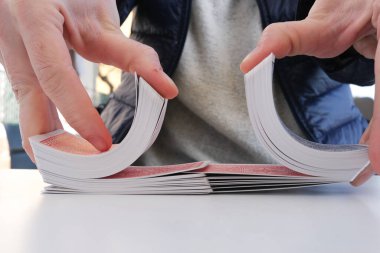 Kadınların elleri Fransız kartlarını karıştırıyor.