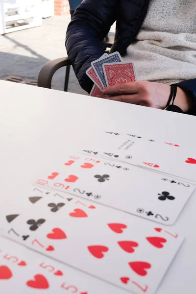 Französische Karten Auf Weißem Tisch Spiel Burraco Hands Halten Karten — Stockfoto