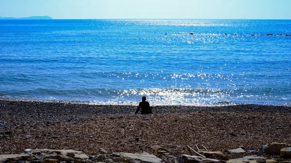 Homem Sentado Uma Praia Vazia Olha Para Mar Azul Pioppi — Fotografia de Stock