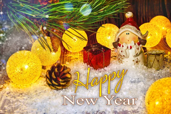 Anjo com brilhantes bolas de Ano Novo na neve, Ano Novo 2022. — Fotografia de Stock