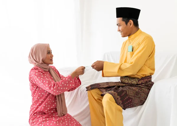 Young Muslim Malaysian Couple Celebrates End Ramadan Islamic Holy Month — Stock Photo, Image