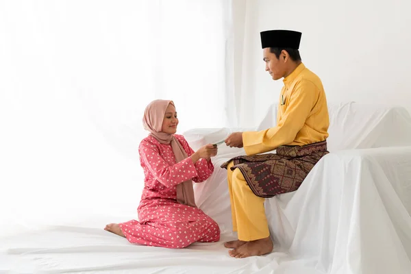 Pasangan Muslim Merayakan Akhir Ramadhan Bulan Suci Islam Memberikan Paket — Stok Foto