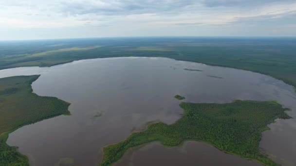 Vuelo Sobre Lago Isla Filmación Dron Despegando Sobre Lago Lago Video de stock libre de derechos