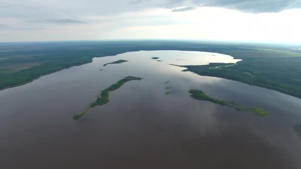 Gran Lago Taiga Filmación Dron Despegando Sobre Lago Lago Encuentra Video de stock