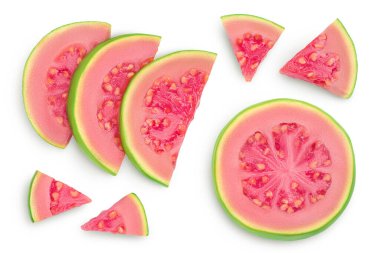 Guava meyve dilimleri kesme yolu ve tam derinlikteki beyaz arka planda izole edilmiştir. Üst Manzara. Düz yatıyordu