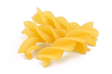 Çiğ Fusilli makarna, kırpma yolu ve tam derinlik ile beyaz arkaplan izole