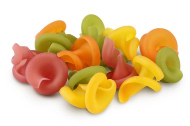 Beyaz arkaplanda izole edilmiş ham renkli makarna kırpma yolu ve tam derinlik alan