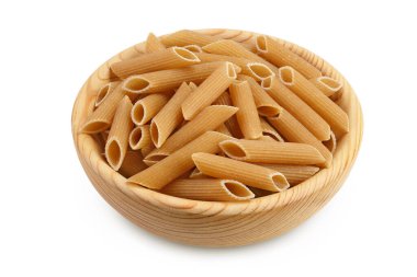 Tahta kasedeki buğdaydan yapılan Wolegrain makarna kesme yolu ve geniş bir alan derinliği olan beyaz arka planda izole edilmiş.