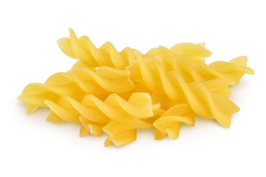 Çiğ Fusilli makarna, kırpma yolu ve tam derinlik ile beyaz arkaplan izole